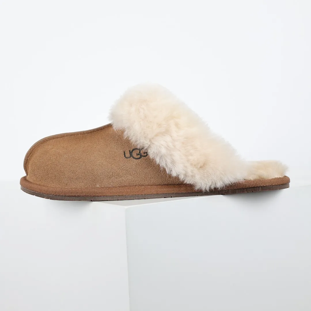 Pick up locally 💰480 Core recommended good price In recent years, uug has launched a series of styles, which are partially geared towards the preferences of young consumers and have also moved to the forefront of fashion trends. Shoe body material: water-repellent coated suede upper, 17mm UGGPURE™ implanted wool insole, lightweight non-slip and comfortable rubber outsole, with brand LOGO and trademark, with full packaging Size: 35 36 37 38 39 40